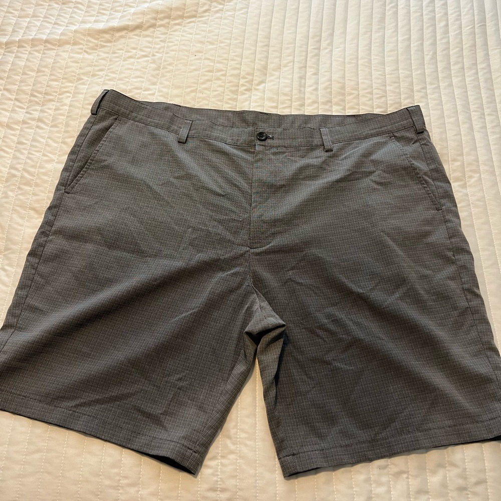 Men’s Izod golf shorts